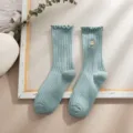 Damen grüne Mittelsocken mit süßer Gänseblümchen Stickerei und modischen Rüschenbündchen. - Grün