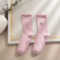Rosa Mittelsocken mit süßer Gänseblümchen Stickerei und niedlichen Rüben für Damen. - Rosa