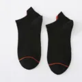 Schwarze flache Baumwollsocken mit orangefarbener Fersenlasche und Zehenstreifen, Alltagsschuh. - Einheitsgröße / Schwarz
