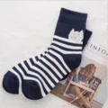 Dunkelblaue und weiße gestreifte Baumwoll-Mittelsocken mit süßem Katzenmotiv, weich und warm. - Einheitsgröße / Marineblaue Querstreifen