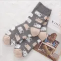 Graue Strick-Wintersocken mit süßem Schafmuster und kuscheliger Fleece-Textur. - Einheitsgröße / Grau Schaf