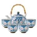 Service à thé en céramique japonaise avec théière et quatre tasses, motif fleurs de prunier. - 1 Théière + 4 Tasses / Bleu et Blanc