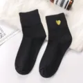 Chaussettes mi-hautes noires en coton, cœur brodé or, bord côtelé, style hiver élégant. - Taille unique / Noir