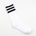 Klassische weiße Damen Freizeitsocken mit stilvollem schwarzen Drei-Streifen Sport-Design. - Einheitsgröße / Schwarze Streifen auf Weiß