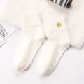 Chaussettes en coton blanc pour femmes avec broderie de cœur doré et poignets côtelés. - Taille unique / Blanc