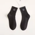 Schwarze Damen Baumwollsocken mit süßem weißem gesticktem Smiley Gesicht für Alltag. - Einheitsgröße / Schwarz