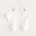 Bequeme weiße Baumwoll-Mittelsocken für Damen mit süßem schwarz besticktem Smiley-Gesicht. - Einheitsgröße / Weiß
