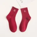 Rote Baumwoll-Mittelsocken für Damen mit süßem weißem gestickten Smiley-Gesicht Wintermode - Einheitsgröße / Rot