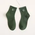 Baumwolle bestickte Smiley Socken Damen, grüne bequeme Freizeitsocken mit mittlerer Wade. - Einheitsgröße / Grün