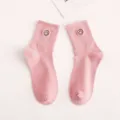 Rosa Baumwoll-Mittelsocken für Damen mit süßem gesticktem Smiley-Gesicht, weich und bequem. - Einheitsgröße / Altrosa