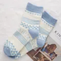 Gemütliche japanische dicke Baumwoll Socken mit blau-weißem geometrischem Muster. - Einheitsgröße / Blaues Dreieck