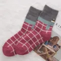 Damen Winter warme Baumwolle Socken mit klassischem roten Karomuster und niedlichem Design. - Einheitsgröße / Staubrot kariert