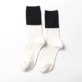 Damen Schwarz-Weiß Farbtblock Socken, mittelhoch, Retro Grobstrick Stil, vielseitig kombinierbar. - Einheitsgröße / Weißer Sockenbody