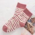 Japanische dicke Damen Mittelsocken mit Cartoon Tiermuster und rosa Streifen Design - Einheitsgröße / Staubrote Querstreifen