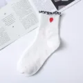 Weiße Halbsocken mit süßen schwarzen Rüschenbündchen und roter Herzstickerei im Design. - Einheitsgröße / Weiß mit Herz