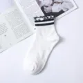 Japanische weiße Halbsocken mit süßem Rüschenrand und schwarzen Streifen für Damen. - Einheitsgröße / Weiß und Schwarz Gestreift