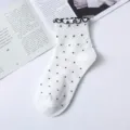 Weisse Damen Mittelsocken mit schwarzen Punkten und süsser Rüschenkante für den Alltag. - Einheitsgröße / Weiß mit Punkten