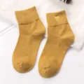 Chaussettes mi-hautes en coton jaune pour femme avec joli design cœur brodé or. - Taille unique / Jaune