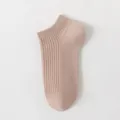 Chaussettes courtes unies côtelées pour femmes en beige élégant, idéales pour l'été. - Taille unique / Rose