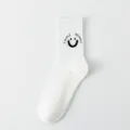 Chaussettes mi-mollet blanches en coton avec joli visage souriant et motif texte. - Taille unique / Visage souriant sur bordure blanc pur