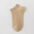 Chaussettes courtes côtelées beige pour femme, variante de socquettes d'été unies simples. - Taille unique / Peau Foncée