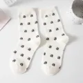 Chaussettes blanches pour femmes avec motif lettre noire en coton doux de mode. - Taille unique / Blanc