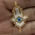 Ciondolo charm mano di Hamsa malocchio in perline rocailles MIYUKI fatto a mano per accessori. - Stile Mano di Hamsa (MYK033-1) / bianco dorato