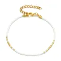 Détail de bracelet de perles délicat montrant des perles blanches, tubes dorés et fermoir. - Blanc (SL2028)