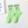 Grüne Baumwoll-Mittelsocken mit violetten Streifen und süßem Smiley-Gesicht für Damen. - Einheitsgröße / Grün