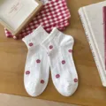 Calcetines cortos blancos con volantes para mujer con bordado de manzana roja, algodón suave. - Talla única / Manzana Roja