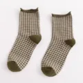 Grüne karierte Baumwoll-Mittelsocken mit Wellrand und Vintage-Karo-Design für Damen. - Einheitsgröße / Karo-Stil / Volants in Armeegrün