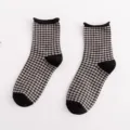 Vintage schwarz-weiße Karos Wadenlange Socken mit süßem Rüschenrand für den täglichen Gebrauch. - Einheitsgröße / Karo-Stil / Rüschen Schwarz
