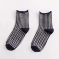 Retro Karo Rüschenrand Socken, schwarz-weiße Baumwolle Mid-Tube Socken für Damen Mode. - Einheitsgröße / Karo-Stil / Volants in Marineblau