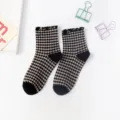 Vintage karierte Rüschen Socken für Damen, süße schwarze und beige Baumwoll Socken retro. - Einheitsgröße / Kleiner Karo-Stil / Schwarz