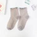 Damen Retro Karomuster Mittelsocken mit süßer Rüschenspitze und bequemer Baumwolle. - Einheitsgröße / Kleiner Karo-Stil / Grau