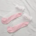 Damen transparente Kristallsocken, kurze Socken mit rosa Sohle und süßen weißen Spitzenrüschen. - Einheitsgröße / Perlenrand-Stil / Hellrosa
