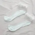 Hellblaue transparente Damen Kurzsocken aus Glasseide mit süsser Spitzenrand Sommer Mode. - Einheitsgröße / Perlenrand-Stil / Hellblau