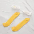 Transparente Glassocken mit weißer Rüsche und gelber Fußspitze, leichte Sommersocken. - Einheitsgröße / Perlenrand-Stil / Kurkuma