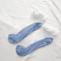 Transparente Kristall-Seidensocken für Damen mit zarten weißen Spitzenrüschebündchen Sommer - Einheitsgröße / Perlenrand-Stil / Dunkelblau
