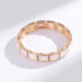 Elegante pulsera elástica dorada de eslabones cuadrados con piedras de cristal iridiscentes. - Dorado-Blanco Irisado