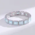 Pulsera elástica plateada con elegantes piedras de cristal cuadradas de color azul claro. - Plateado Azul Claro Iridiscente