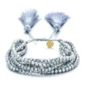 Detalle de pulsera de cuentas plateadas facetadas con borlas grises y cordón ajustable de cierre. - Estilo Gris Plateado (SL023-5)