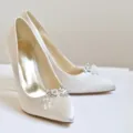 Elegants escarpins ivoire avec des clips de chaussures en perles et cristaux scintillants, chaussures. - Paire de décorations pour chaussures / Blanc