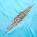 Dettaglio ravvicinato applicazione cintura strass sposa, bordo perle cristallo scintillanti. - Oro rosa
