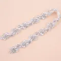 Close-up van sprankelende strass applicatie rand, kristalen bruidsriem accessoire details. - Zilver