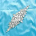 Dettaglio applicazione strass squisito, cristalli brillanti per cintura da sposa e abito. - Argento