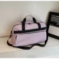 Grande borsa da viaggio viola con cinghie nere, leggera e impermeabile per il commuting. - Rosa