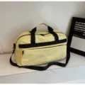 Grande borsa da viaggio per donna, leggera, impermeabile, borsone sportivo con tracolla. - Giallo
