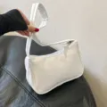 Minimalistische weiße Lederschultertasche für Damen, stilvolle Achseltasche für Alltag. - Weiß