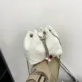 Weißer flauschiger Beutel mit Kette und Perle, stilvolle weiche Handtasche für Damen neu. - Weiß